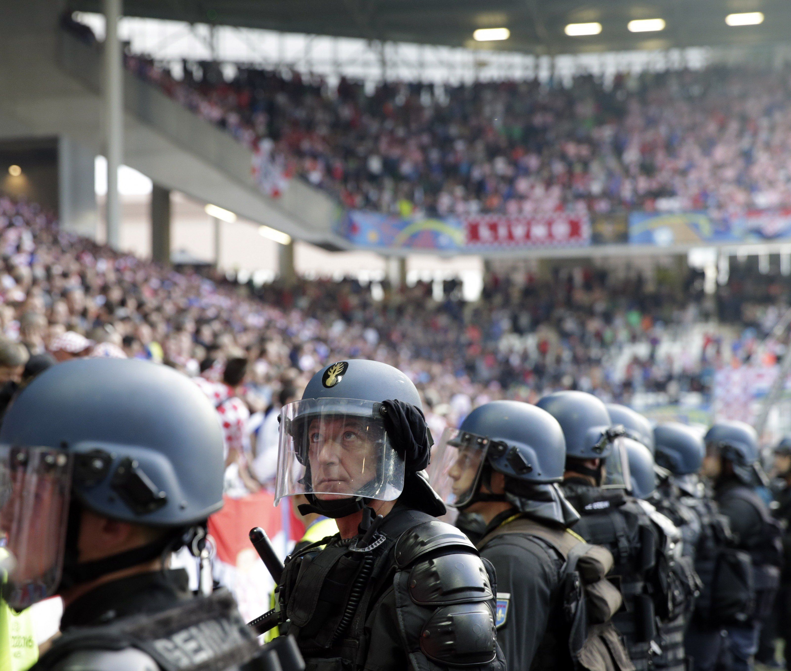 Nach den Fan-Randalen der Kroaten droht nun eine empfindliche Strafe. Nach den Fan-Randalen der Kroaten droht nun eine empfindliche Strafe.