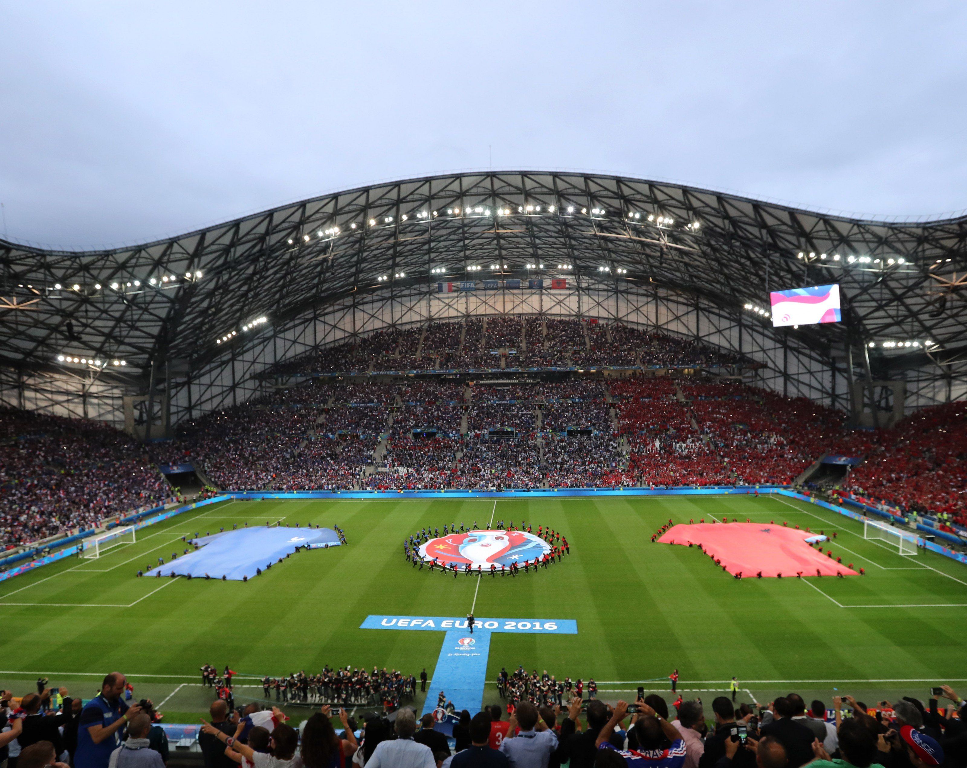 UEFA mit den Rasen in den EM-Stadien unzufrieden. UEFA mit den Rasen in den EM-Stadien unzufrieden.