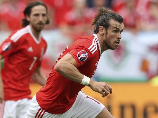 Russland trifft in Runde drei der EM-Gruppe B auf Wales. Russland trifft in Runde drei der EM-Gruppe B auf Wales.