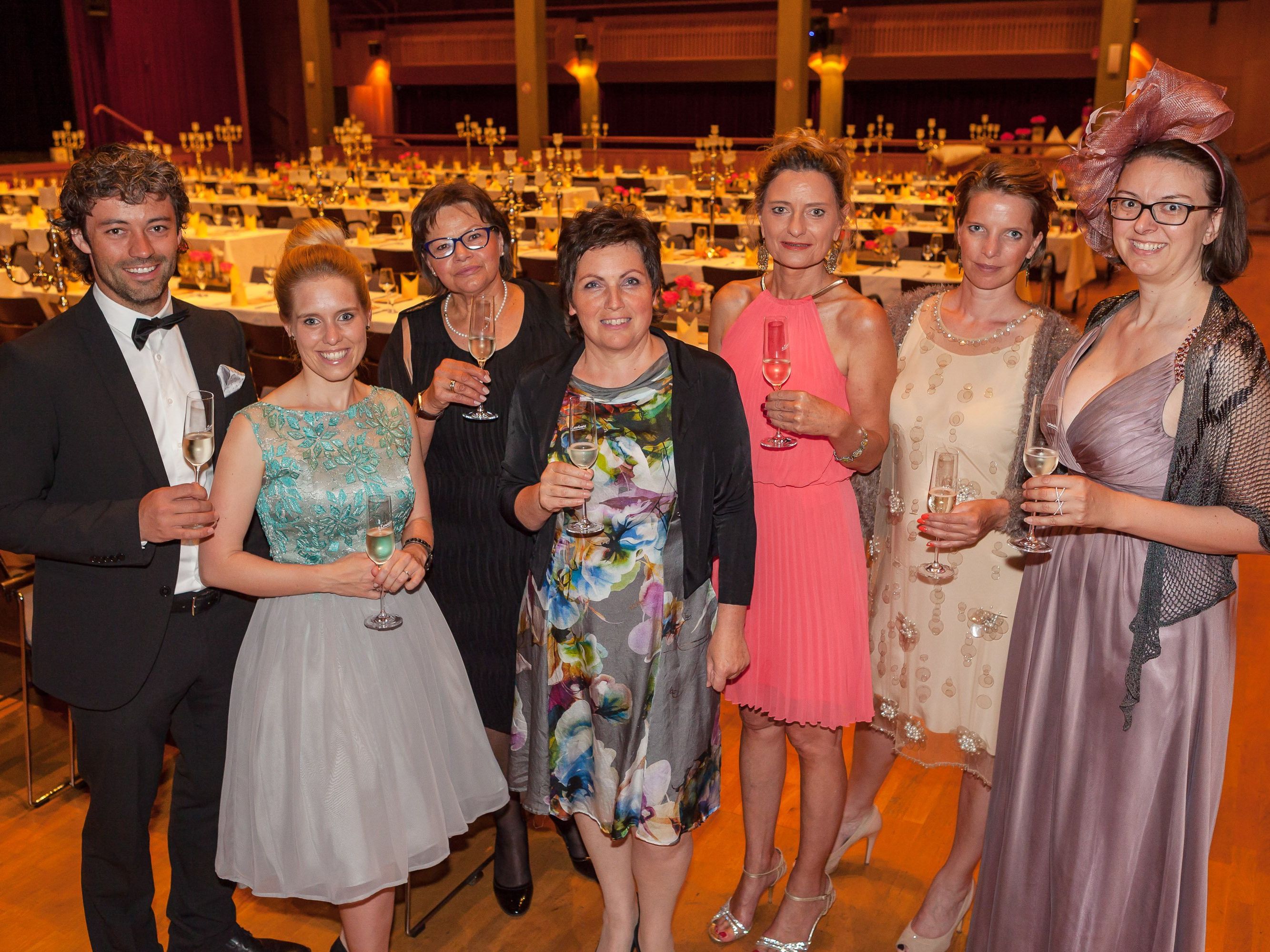 Das Ballkomitee: Martin Frontull, Produktionsleiterin Janine Bereuter, Gisela Fetz, Margit Ender, Karin Weinhandl (KWopen), Gerda Sutterlüty-Schnetzer und Präsidentin Margit HInterholzer Das Ballkomitee: Martin Frontull, Produktionsleiterin Janine Bereuter, Gisela Fetz, Margit Ender, Karin Weinhandl (KWopen), Gerda Sutterlüty-Schnetzer und Präsidentin Margit HInterholzer