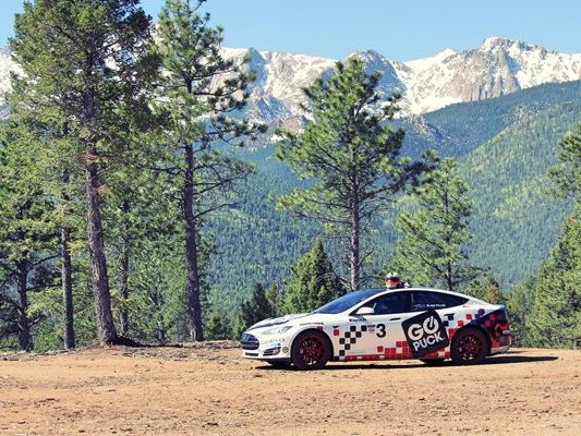 Blake Fuller legte beim Pikes Peak Race im Tesla Modell S eine Rekordzeit für Serienelektorautos hin. Blake Fuller legte beim Pikes Peak Race im Tesla Modell S eine Rekordzeit für Serienelektorautos hin.