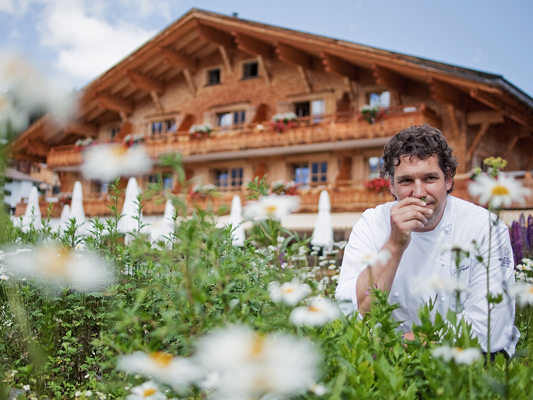 So kreativ kann nachhaltige Küche sein: Vorarlbergs Topkoch Thorsten Probobst über die Schulter schauen beim Probier amol-Sommerfest. Bildnachweis: Markus Gmeiner