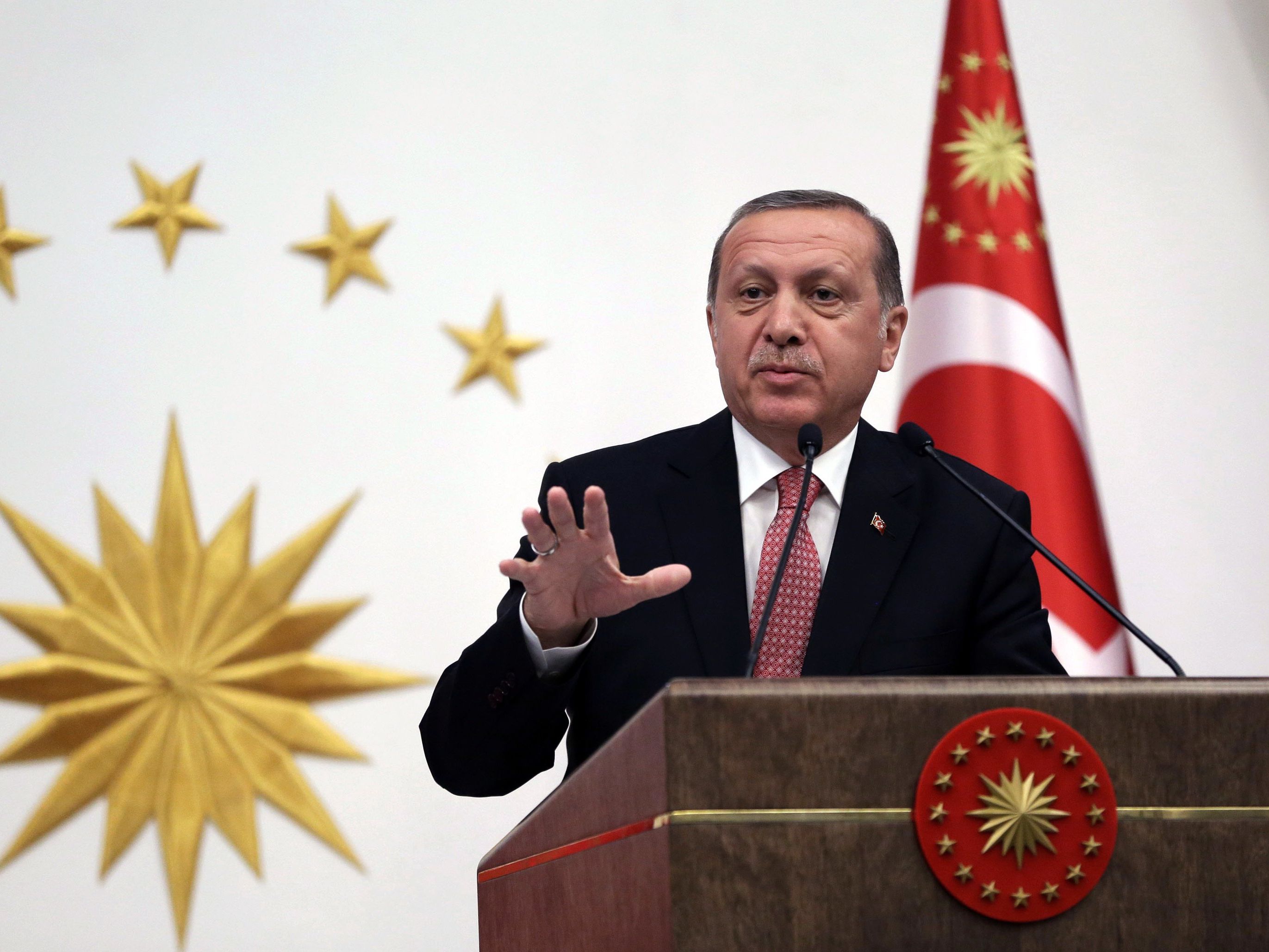 Zwei Anwältinnen haben eine Anzeige gegen den türkischen Präsidenten Reccep Tayyip Erdogan eingereicht. Sie werfen ihm Kriegsverbrechen vor. Zwei Anwältinnen haben eine Anzeige gegen den türkischen Präsidenten Reccep Tayyip Erdogan eingereicht. Sie werfen ihm Kriegsverbrechen vor.