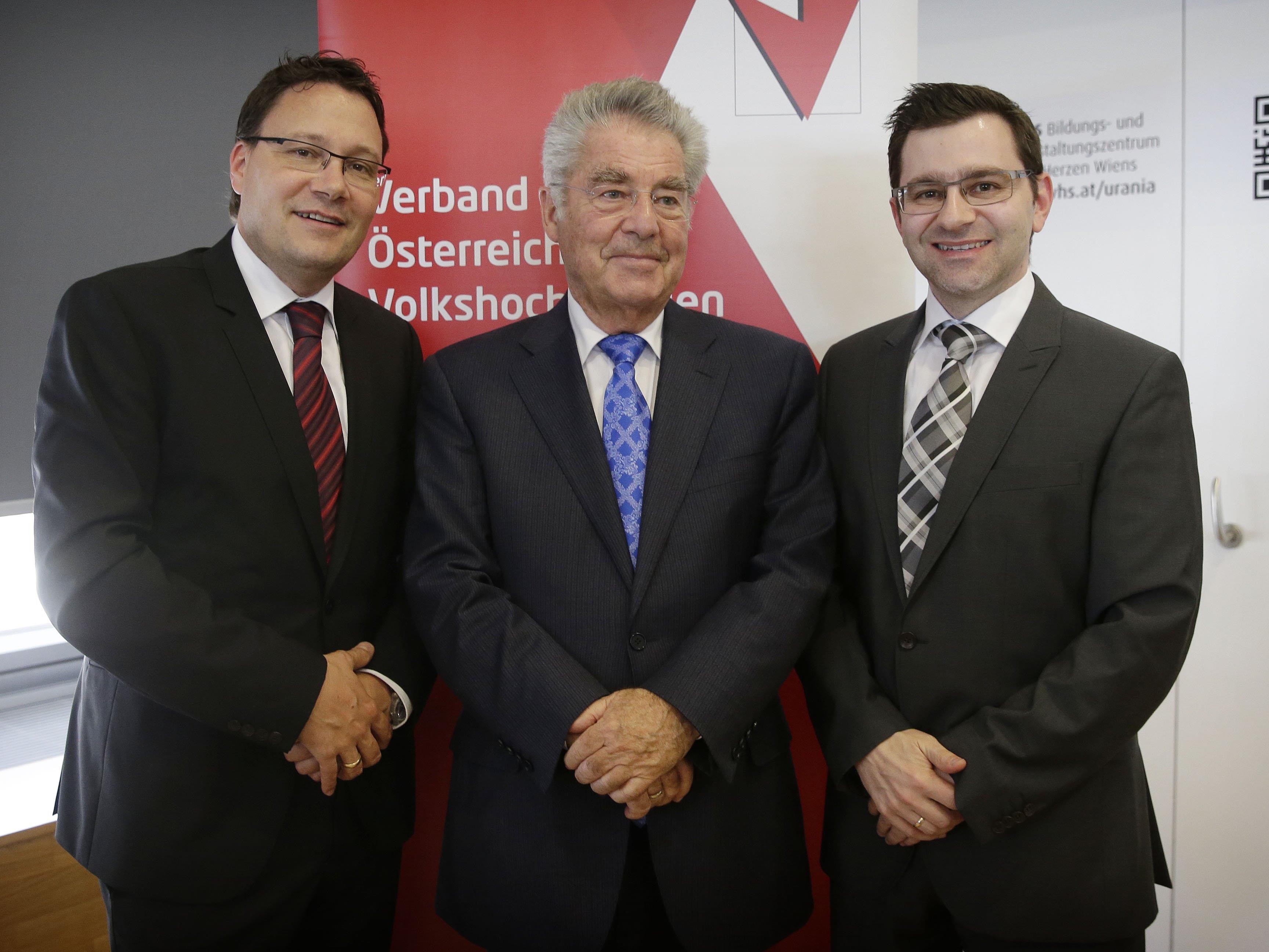 Die neugewählte Vorsitzende des Verbandes der Österreichischen Volkshochschulen, Bundespräsident Dr. Heinz Fischer mit den beiden Vorarlberger Vorstandsmitgliedern Mag. Fischnaller (links) und Dr. Grabher (rechts)