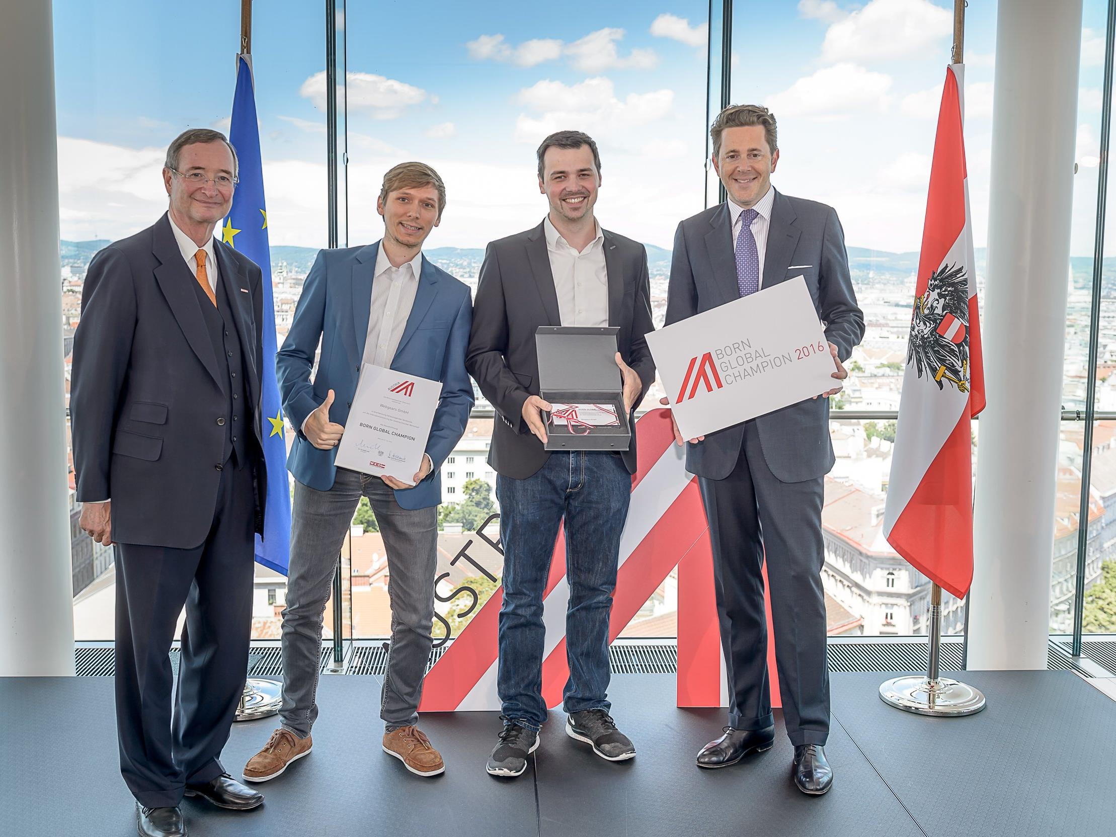 Alexander Bitsche und Tobias Klien (Webgears) durften den „Born Global Champions“-Award von WKO-Präsident Christoph Leitl und Staatssekretär Harald Mahrer entgegennehmen.