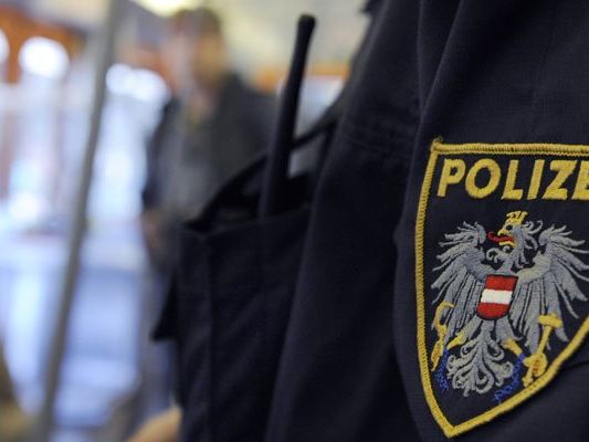 Die Polizei fahndet nach dem Verdächtigen. Die Polizei fahndet nach dem Verdächtigen.