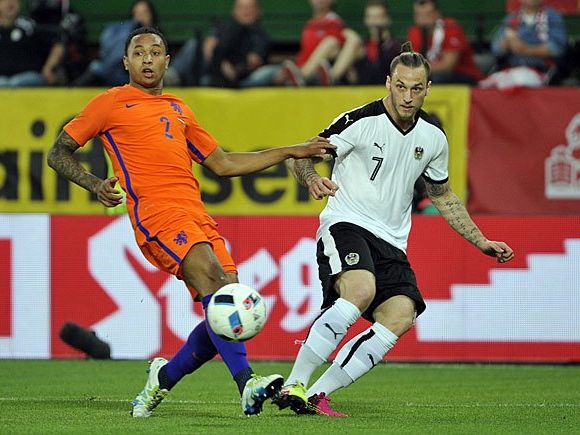 Marko Arnautovic (r., AUT) und Kenny Tete (NLD) am Samstag beim Spiel Marko Arnautovic (r., AUT) und Kenny Tete (NLD) am Samstag beim Spiel