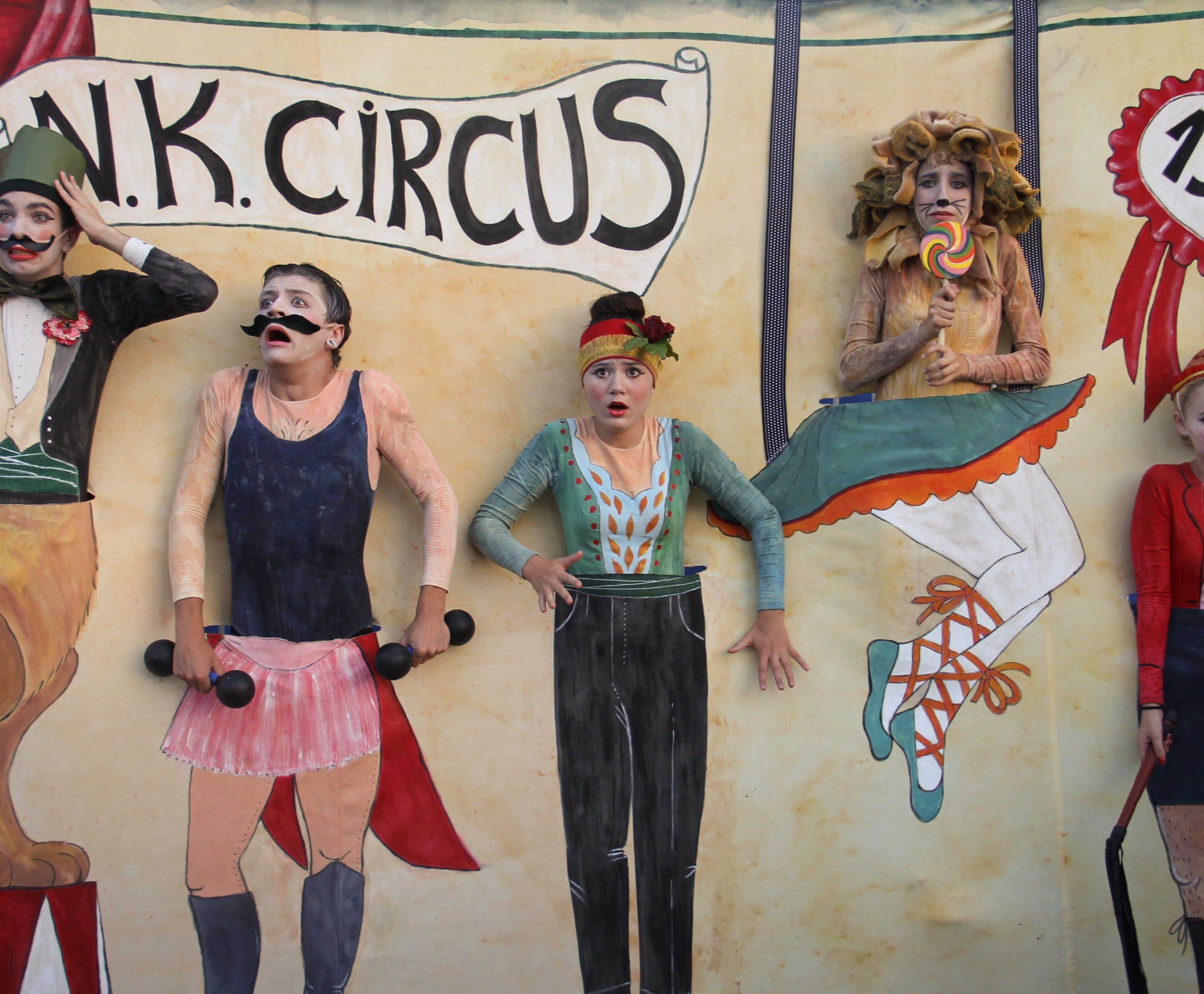 Straßentheatergruppe aus Israel mit dem Stück "Circus" Straßentheatergruppe aus Israel mit dem Stück "Circus"