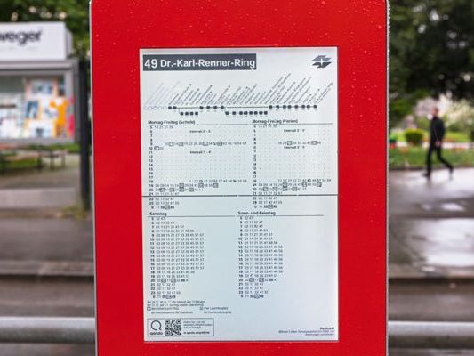 Eine neue E-Paper Anzeige wird an der Station Breitensee der Linie 49 getestet. Eine neue E-Paper Anzeige wird an der Station Breitensee der Linie 49 getestet.