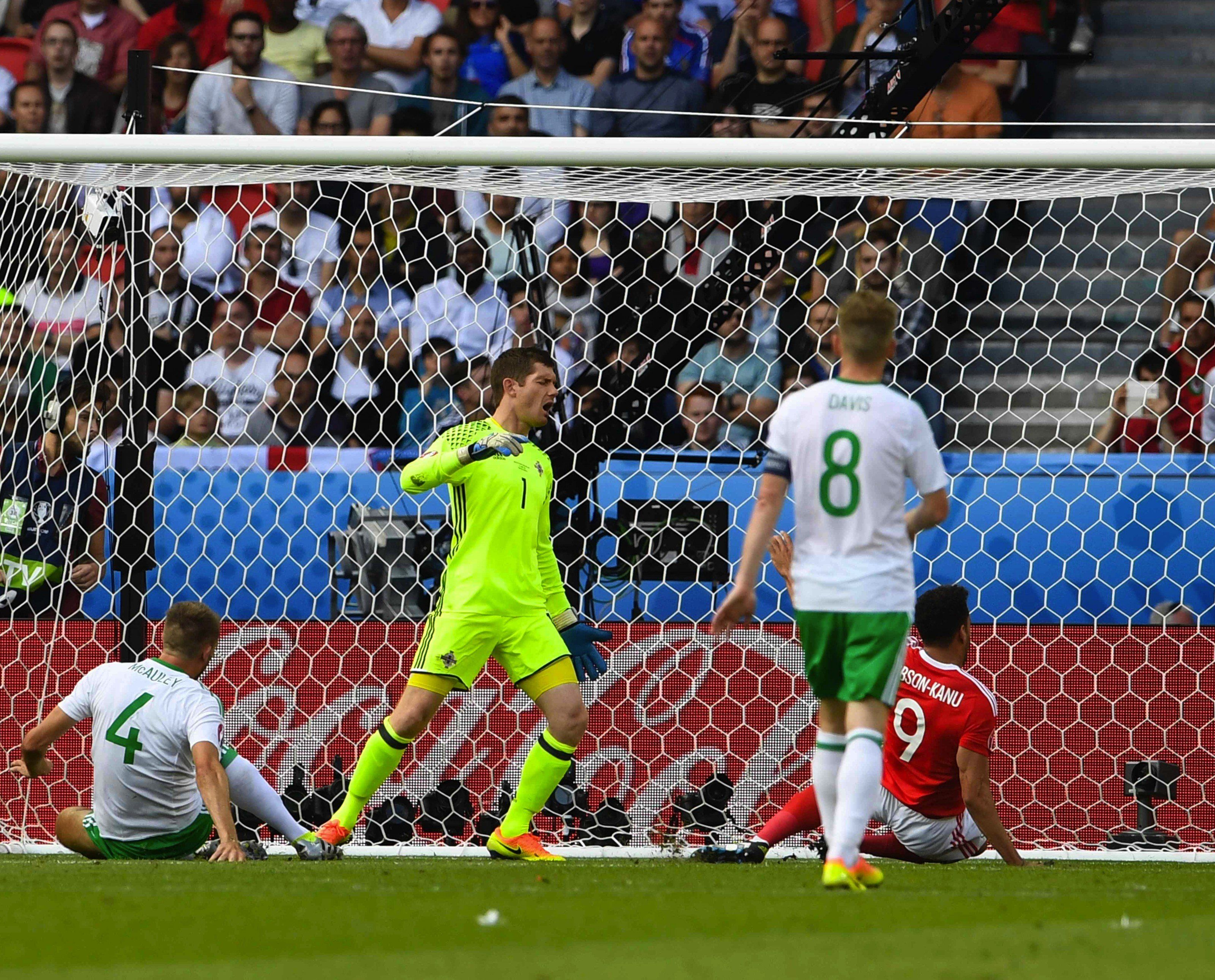 Gareth McAuley (Nordirland, l. am Boden) nach dem Eigentor im Spiel gegen Wales Gareth McAuley (Nordirland, l. am Boden) nach dem Eigentor im Spiel gegen Wales