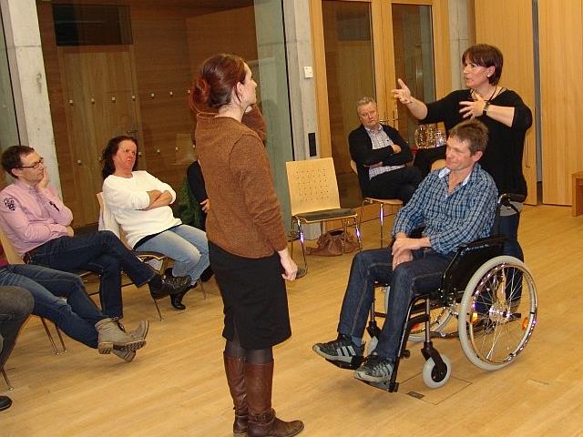 Bei der Auftaktveranstaltung der Vortragsreihe „Ich bin dabei“ lud Theresia Metzler von der Caritas Egg die Teilnehmer dazu ein, den Rollstuhl auszuprobieren und zu erleben, wie es sich „so weit unten“ anfühlt.