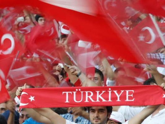 Die türkischen Fans feierten lautstark am Reumannplatz. Die türkischen Fans feierten lautstark am Reumannplatz.