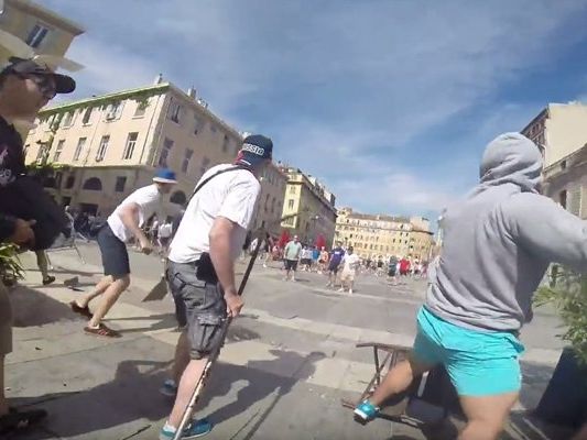 Mittendrin in den Fan-Randalen von Marseille. Mittendrin in den Fan-Randalen von Marseille.