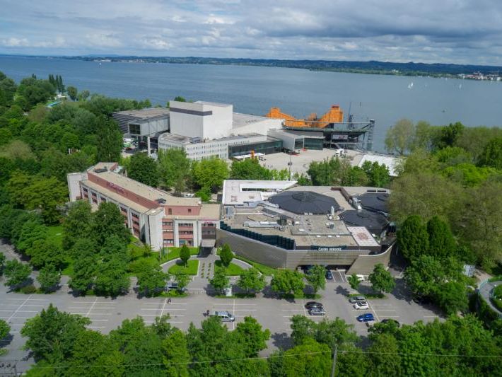 Das Hotel Mercure liegt in nächster Nachbarschaft zum Casino, den Festspielen und dem See.