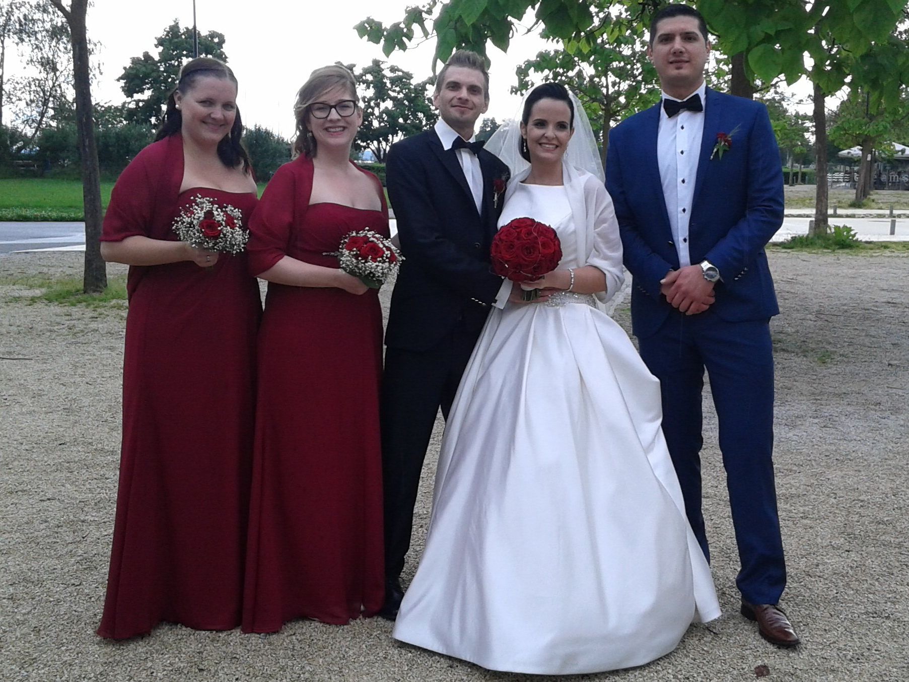 Das glückliche Paar mit den Trauzeugen. Das glückliche Paar mit den Trauzeugen.