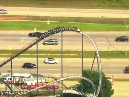 In einem Vergnügungspark im US-Bundesstaat Oklahoma blieb eine Achterbahn in 30 Metern Höhe stecken. In einem Vergnügungspark im US-Bundesstaat Oklahoma blieb eine Achterbahn in 30 Metern Höhe stecken.