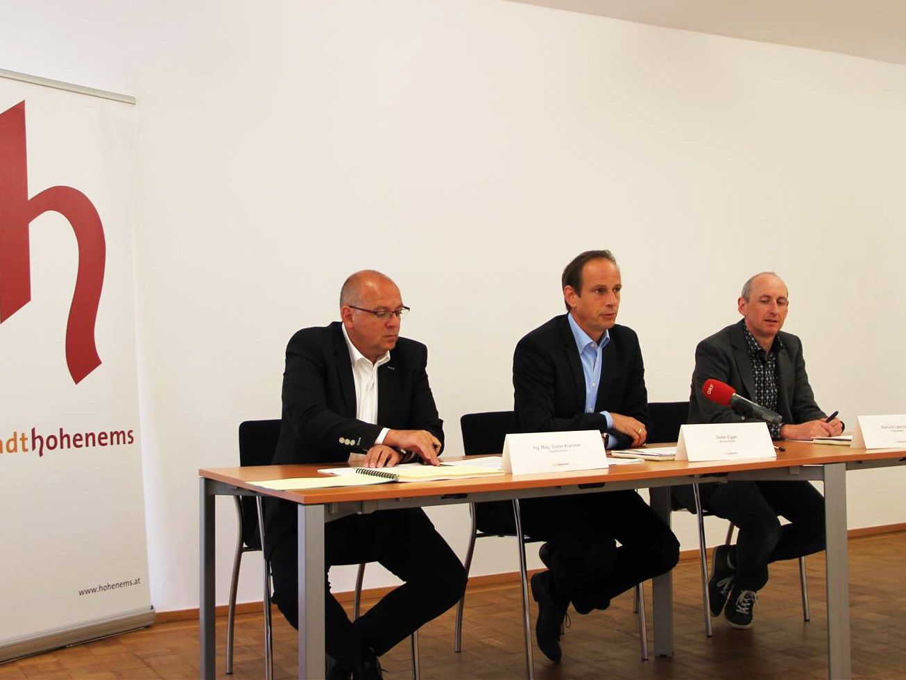 v. l. Ing. Mag. Stefan Krammer (Stadtkämmerer), Bürgermeister Dieter Egger, Raimund Lebenbauer (Finanzwesen) v. l. Ing. Mag. Stefan Krammer (Stadtkämmerer), Bürgermeister Dieter Egger, Raimund Lebenbauer (Finanzwesen)
