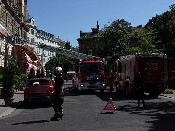 Beim Einsatz vor dem Hotel Regina Beim Einsatz vor dem Hotel Regina