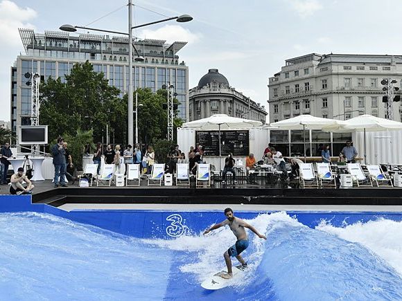 Bei der Eröffnung der 3CityWave am Schwarzenbergplatz in Wien Bei der Eröffnung der 3CityWave am Schwarzenbergplatz in Wien