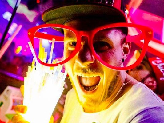 Der legendäre TuesdayClub feiert 25. Geburtstag Der legendäre TuesdayClub feiert 25. Geburtstag