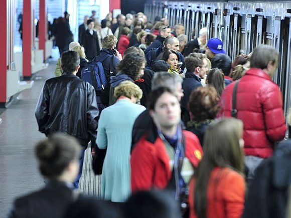 Im Gedränge einer U1-Station wurden Mutter und Kind getrennt Im Gedränge einer U1-Station wurden Mutter und Kind getrennt
