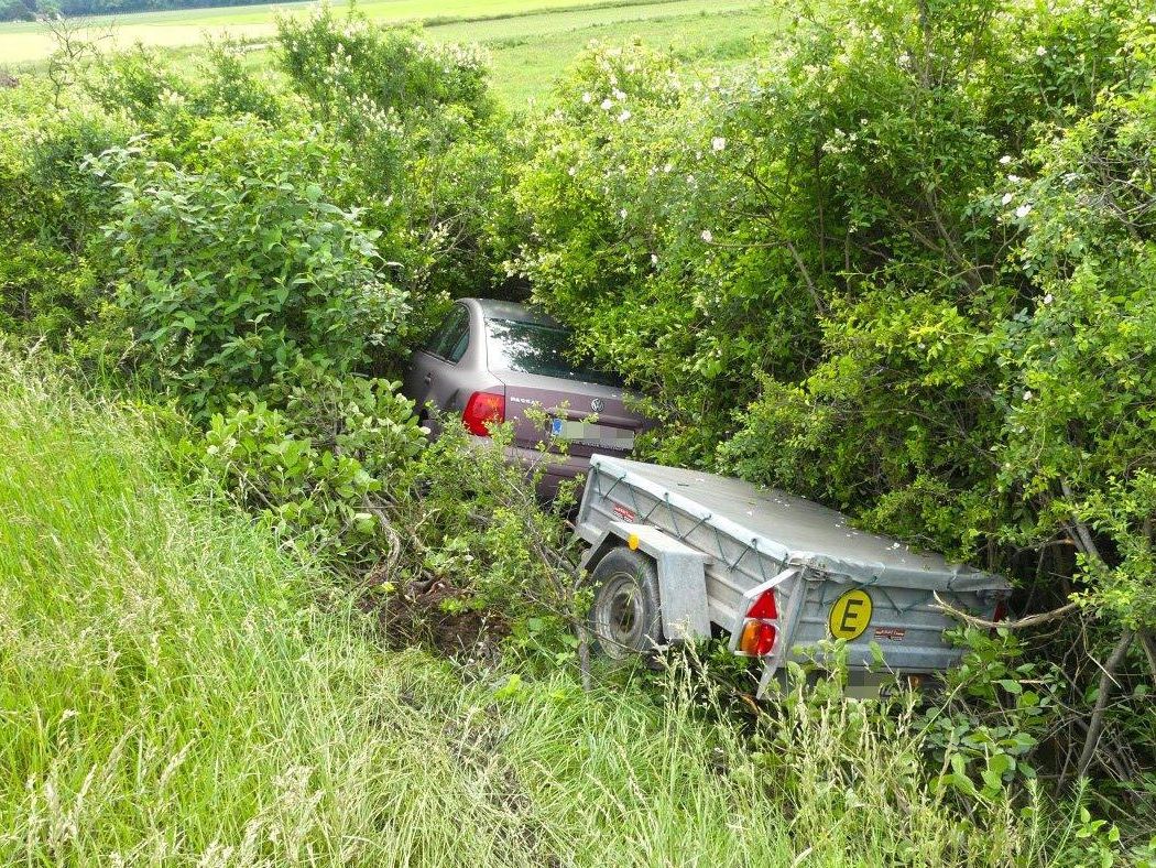 Das Auto landete samt Anhänger im Straßengraben. Das Auto landete samt Anhänger im Straßengraben.