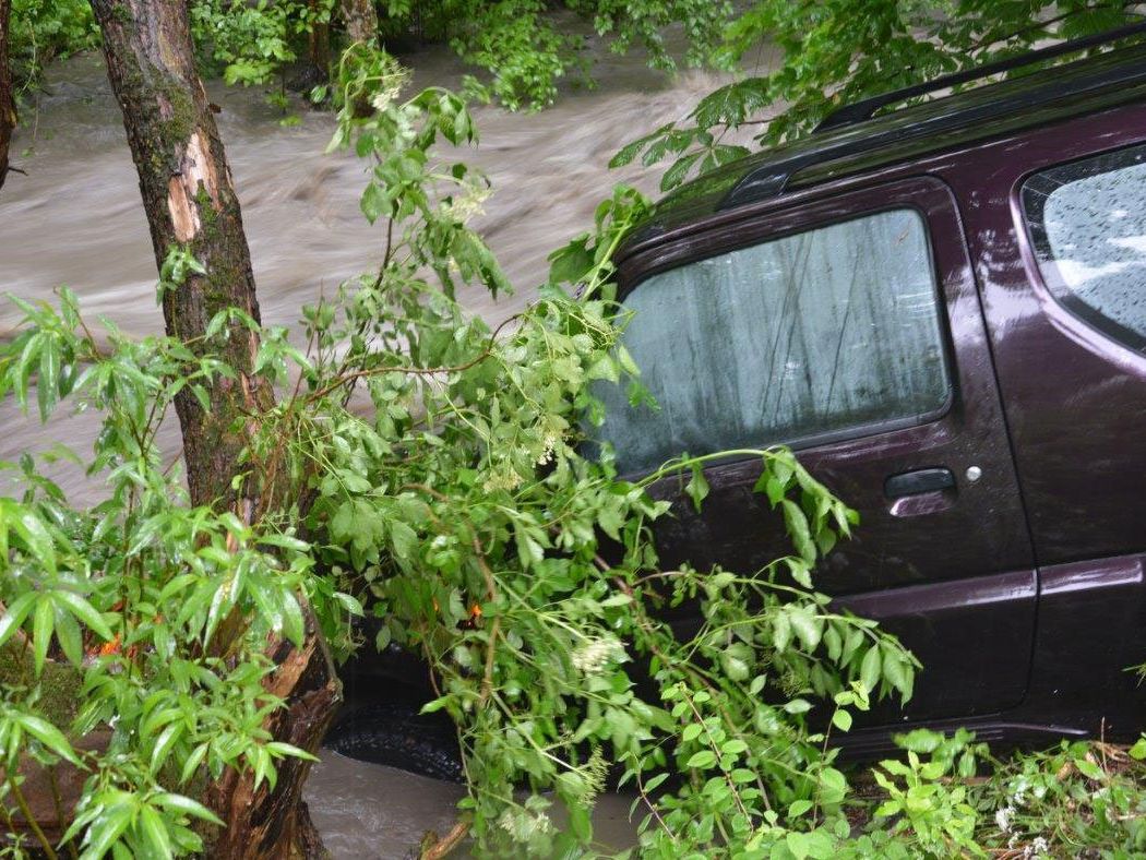 Ein Lenker stürzte mit seinem Fahrzeug in den hochwasserführenden Siedingbach. Ein Lenker stürzte mit seinem Fahrzeug in den hochwasserführenden Siedingbach.