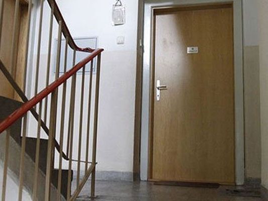 Die Nachbarn hatten laute Schreie aus der Wohnung gehört. Die Nachbarn hatten laute Schreie aus der Wohnung gehört.
