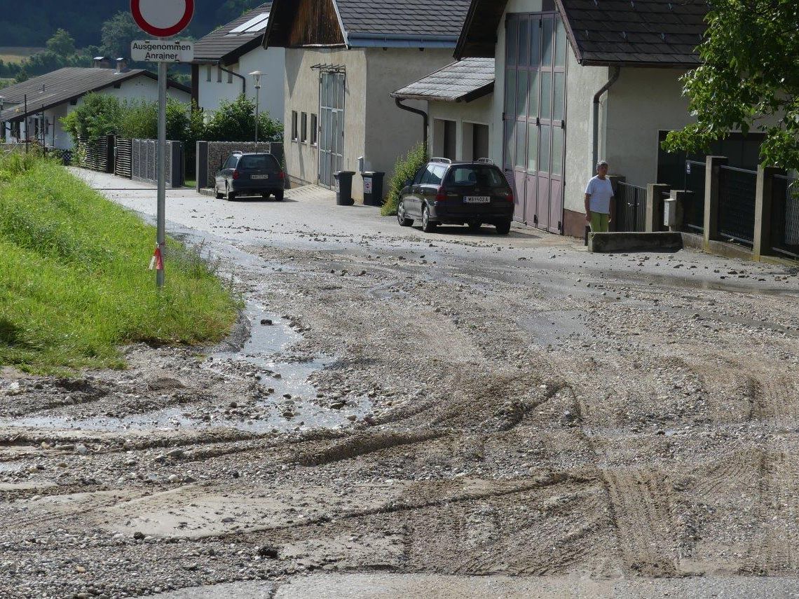 Schwere Unwetter hielten die Feuerwehr in Atem Schwere Unwetter hielten die Feuerwehr in Atem