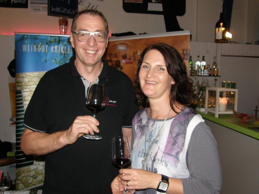Herbert Bischof und Andrea Sinz luden zur Weinverköstigung in die "Alte Fähre"