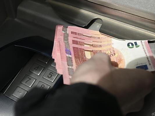 Österreicher ziehen regelmäßig Geld aus dem Bankomat