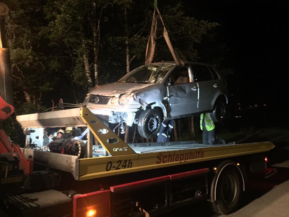 33-Jähriger prallte gegen abgestellten Kleintransporter - Beim Zurücksetzen stürzte er in die Ill ab. 33-Jähriger prallte gegen abgestellten Kleintransporter - Beim Zurücksetzen stürzte er in die Ill ab.