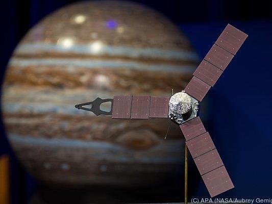 Dieses Modell zeigt Junos Umkreisung des Jupiters