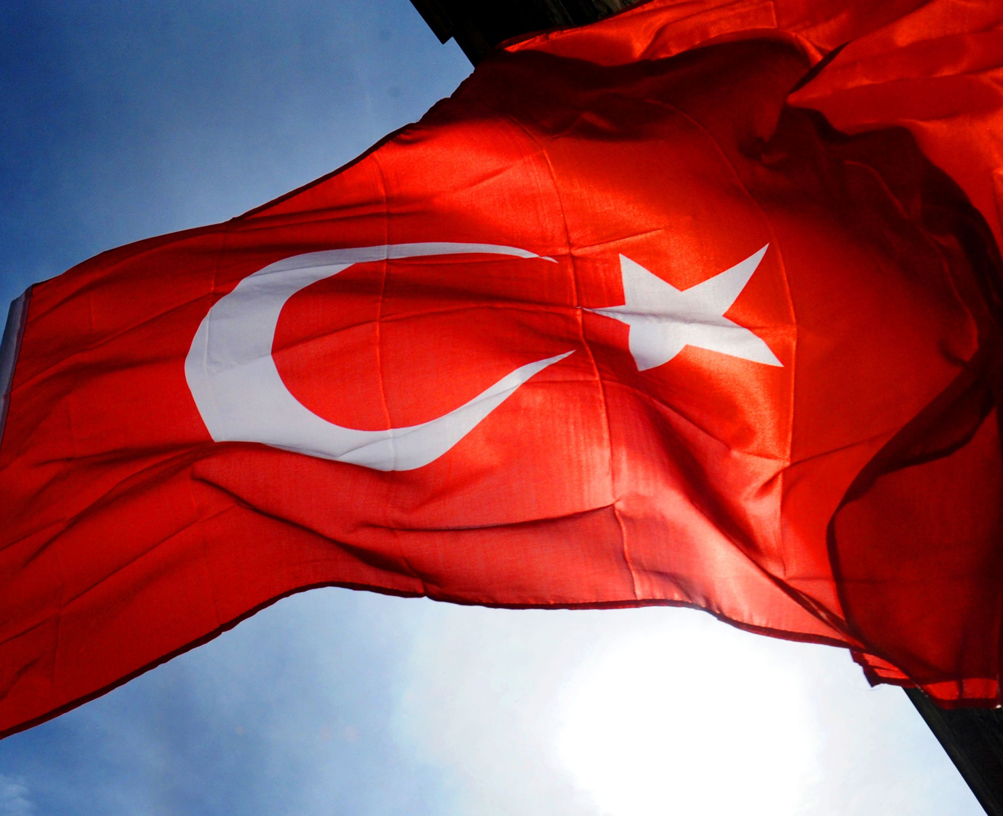 Der Bürgermeister von Wiener Neustadt wünscht die Entfernung der Türkei-Flaggen. Der Bürgermeister von Wiener Neustadt wünscht die Entfernung der Türkei-Flaggen.