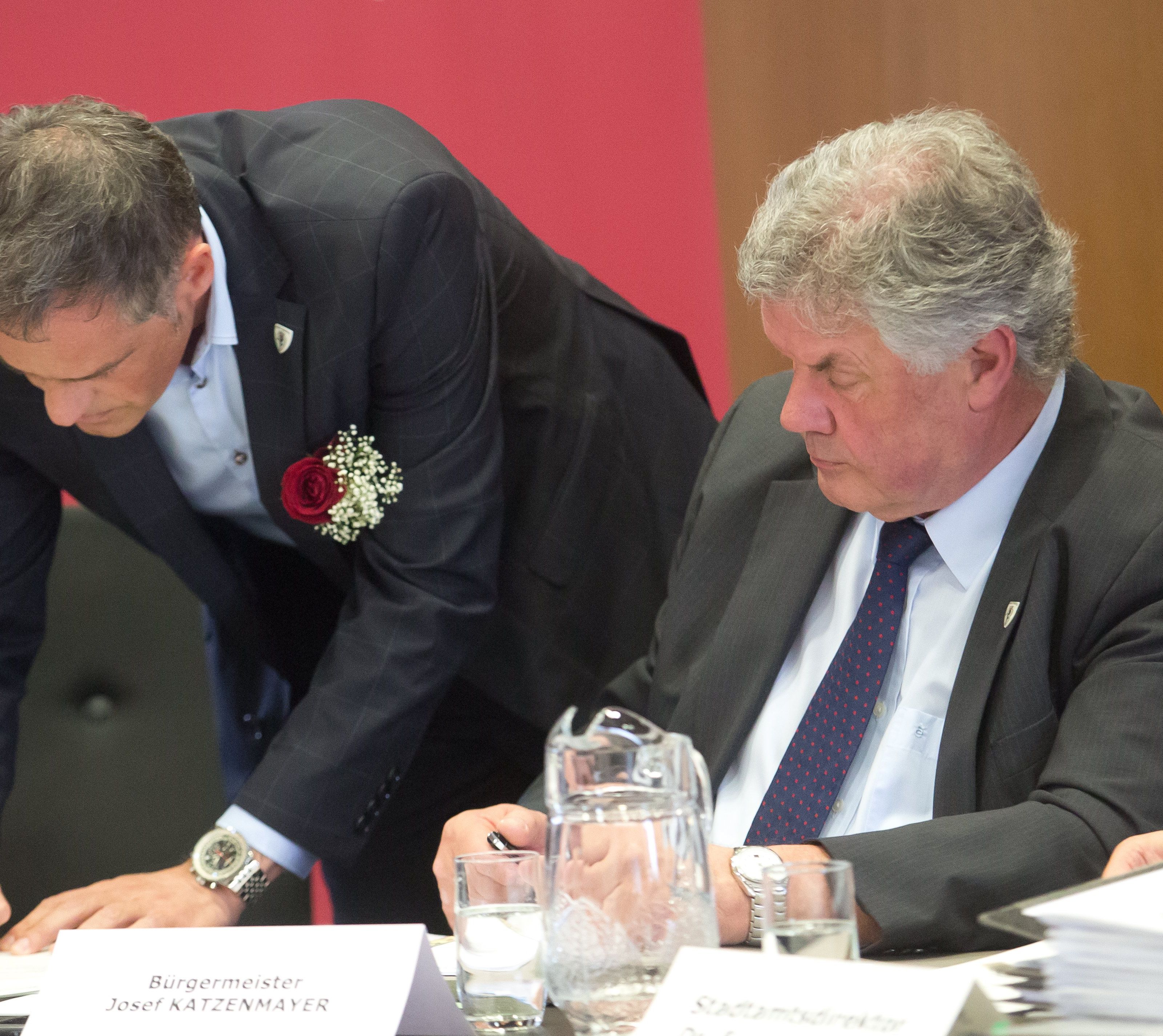 Mario Leiter (links) unterlag auch in der Wahlwiederholung Amtsinhaber Katzenmayer (rechts). Mario Leiter (links) unterlag auch in der Wahlwiederholung Amtsinhaber Katzenmayer (rechts).