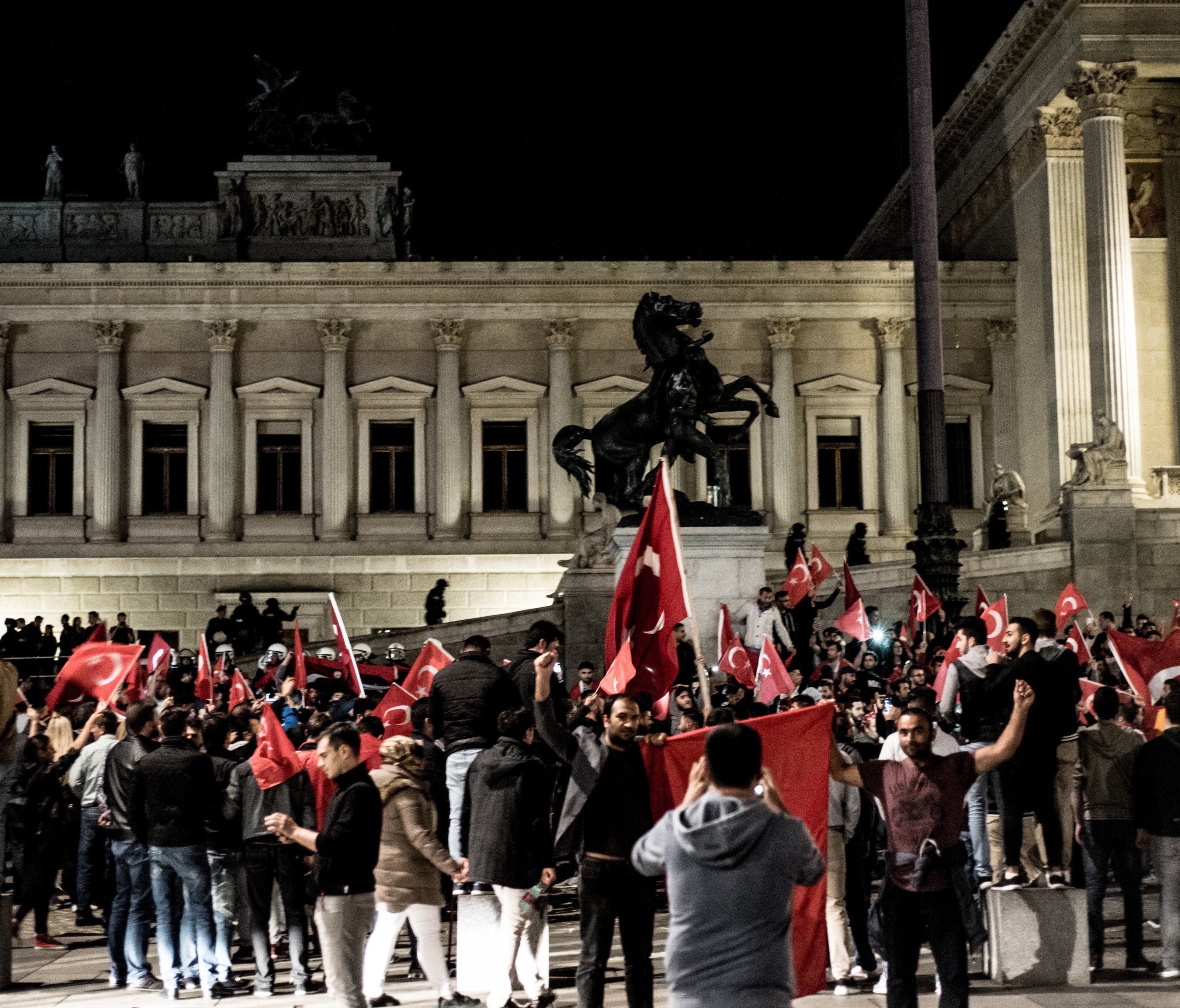 Pro-Erdogan Demonstranten versammelten sich in Wien Pro-Erdogan Demonstranten versammelten sich in Wien