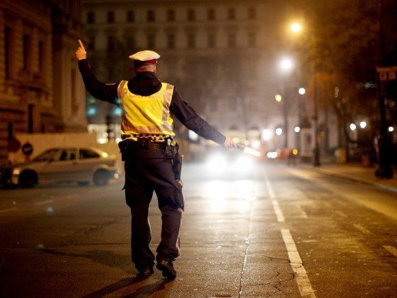 Ein 20-Jähriger wurde von der Polizei festgenommen Ein 20-Jähriger wurde von der Polizei festgenommen