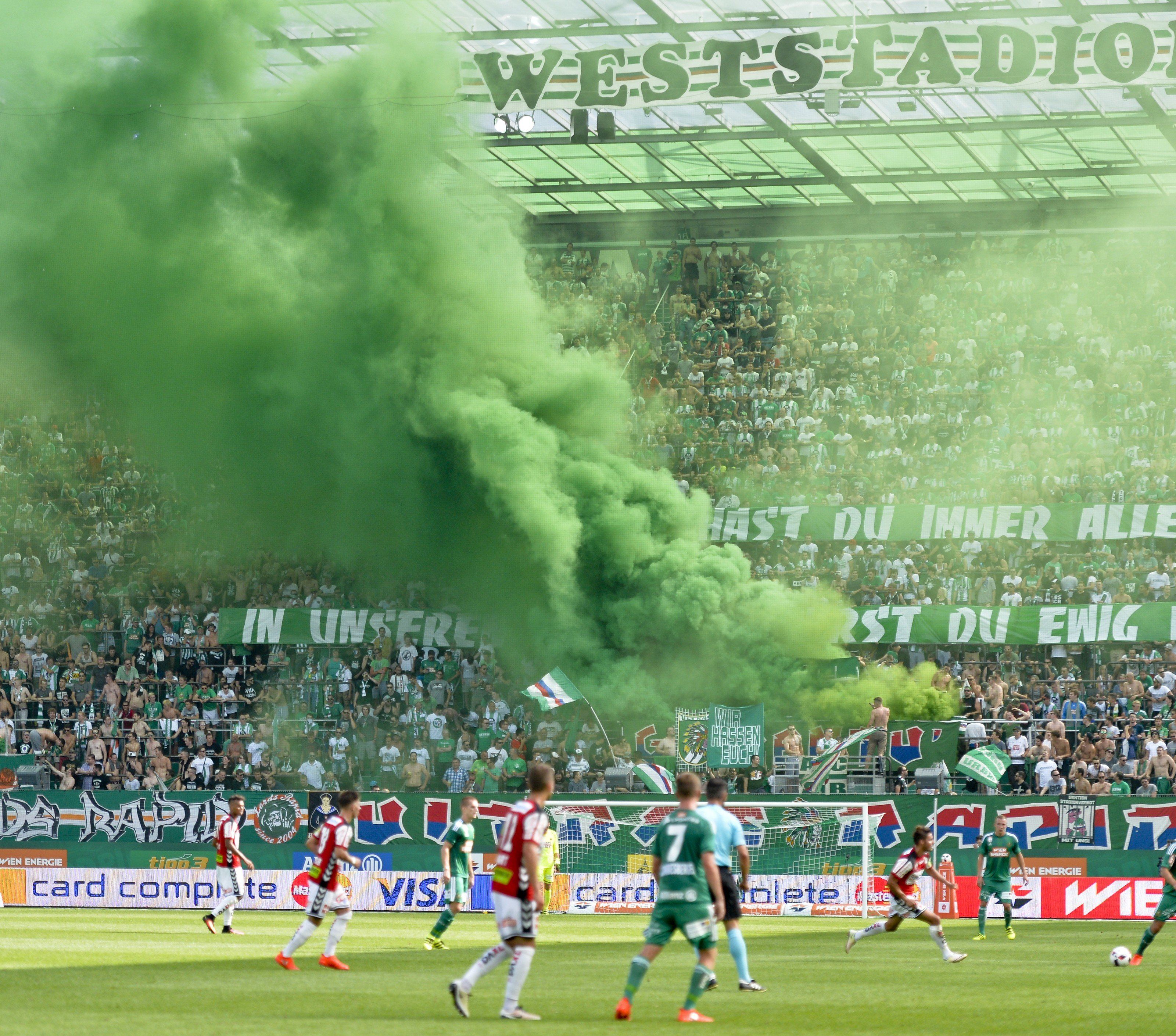 Die Rapid-Ultras sorgten beim Auftaktsieg gegen Ried für einen Eklat. Die Rapid-Ultras sorgten beim Auftaktsieg gegen Ried für einen Eklat.