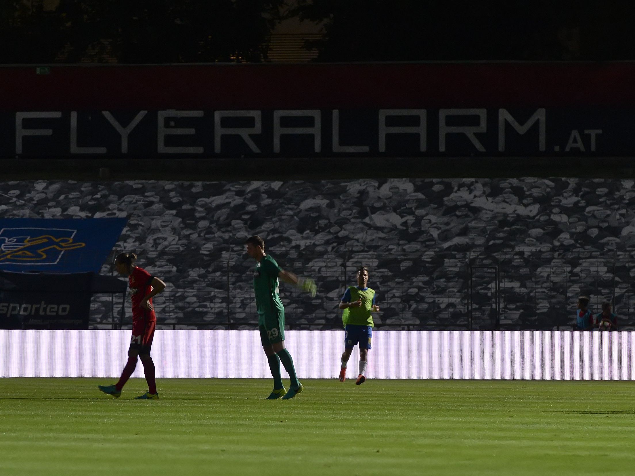 Zwei Flutlicht-Ausfälle beim EL-Match zwischen Admira Wacker und Slovan Liberec. Zwei Flutlicht-Ausfälle beim EL-Match zwischen Admira Wacker und Slovan Liberec.