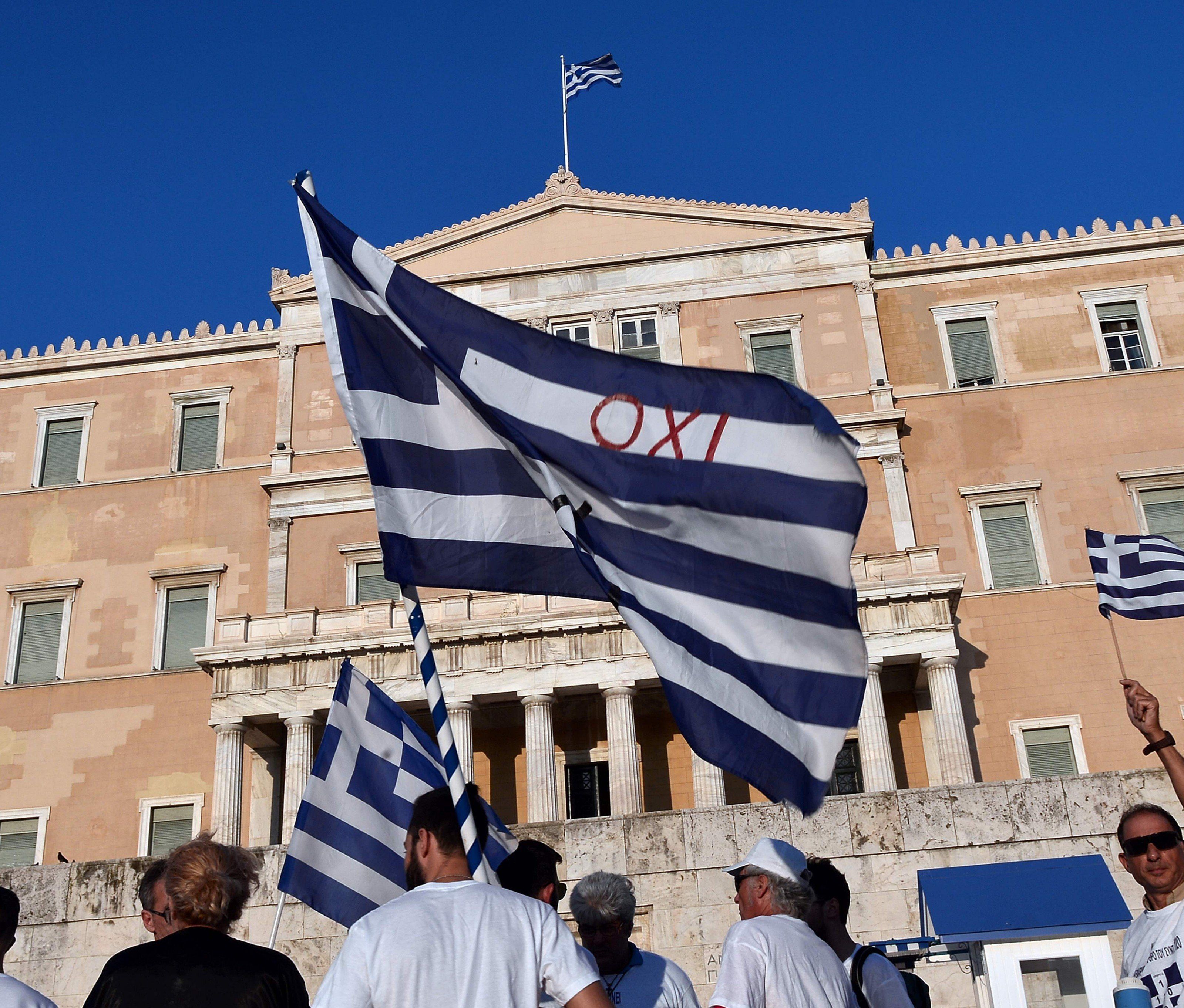 Die griechische Regierung hat eine Liste mit Unternehmen und Privatpersonen veröffentlicht, die benennt, wer dem griechischen Staat Steuern schuldet. Die griechische Regierung hat eine Liste mit Unternehmen und Privatpersonen veröffentlicht, die benennt, wer dem griechischen Staat Steuern schuldet.