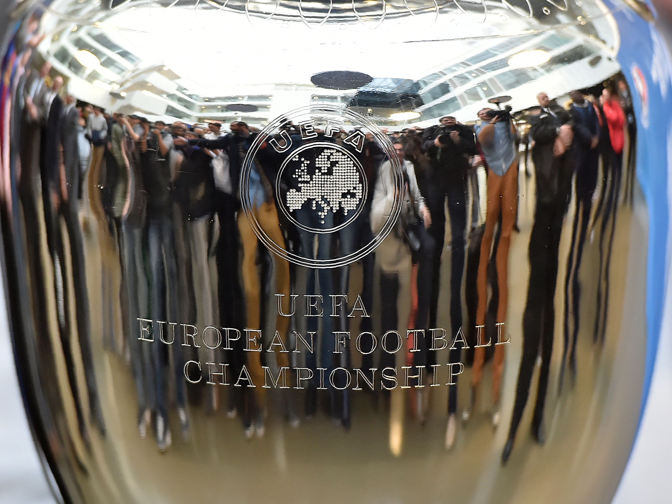 Der Pokal für den Europameister. Der Pokal für den Europameister.