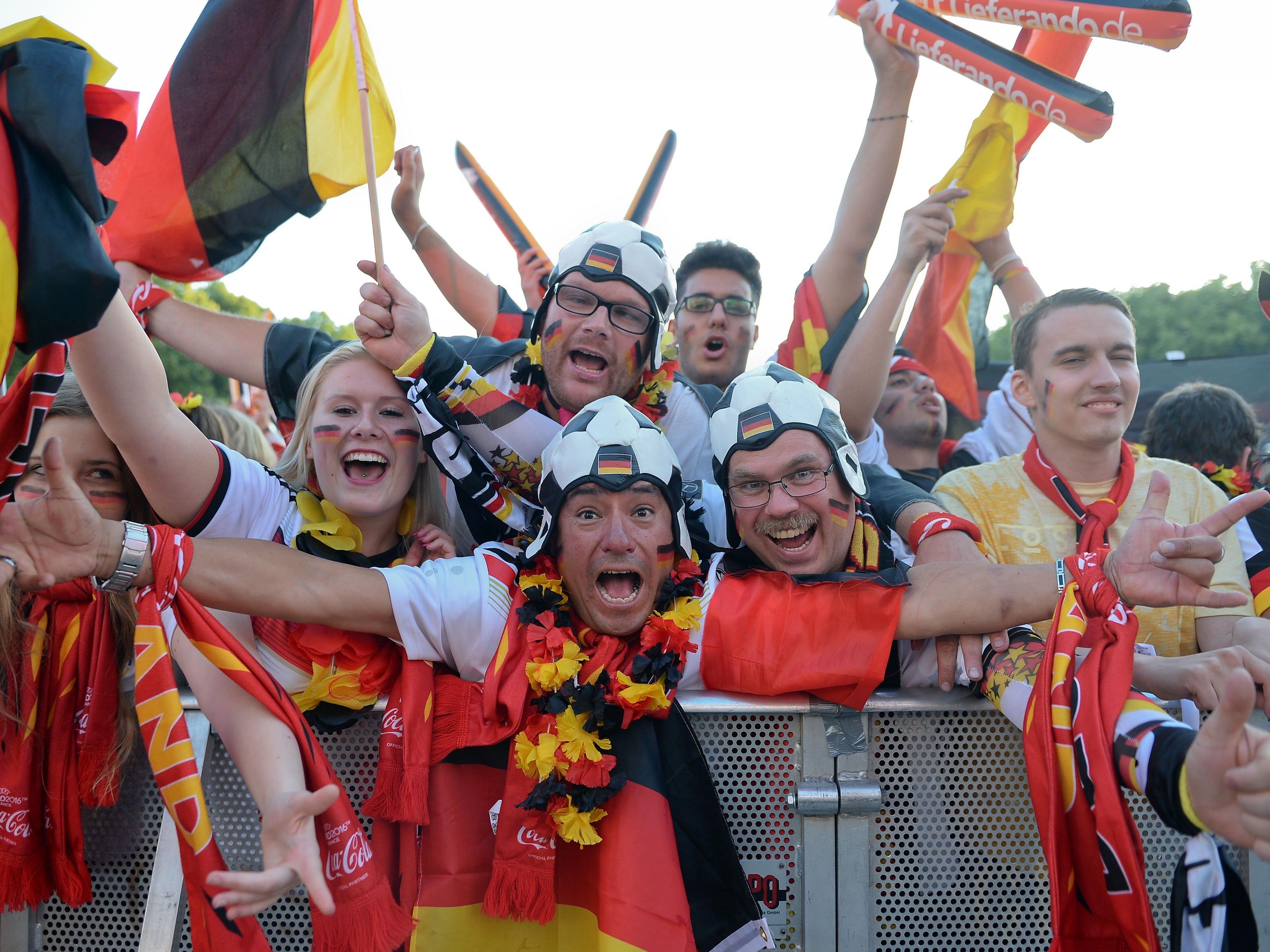 Deutsche Fans feiern in Berlin.