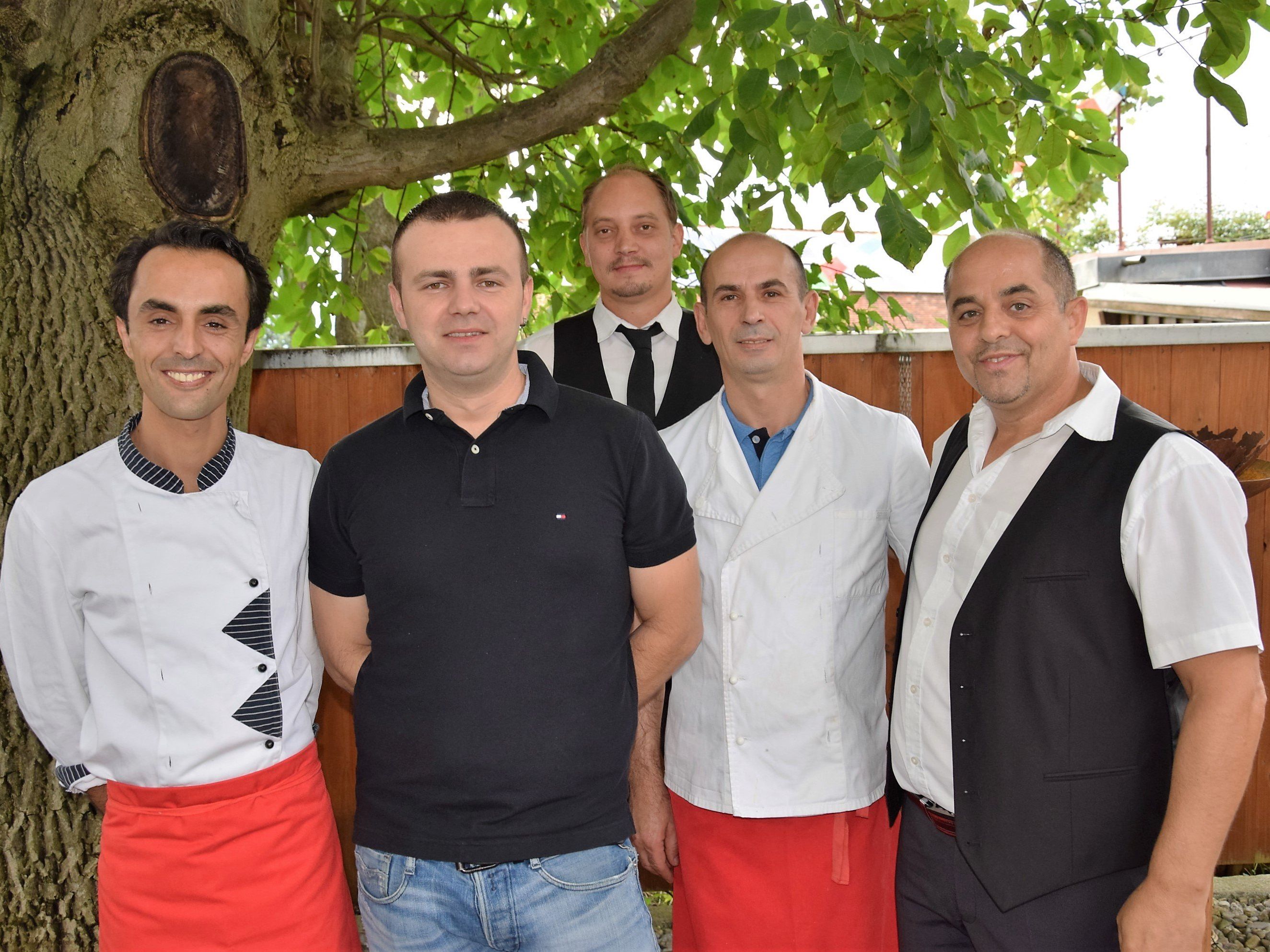 Das Team vom Ristorante "Cas Antica" im Gastgarten Das Team vom Ristorante "Cas Antica" im Gastgarten