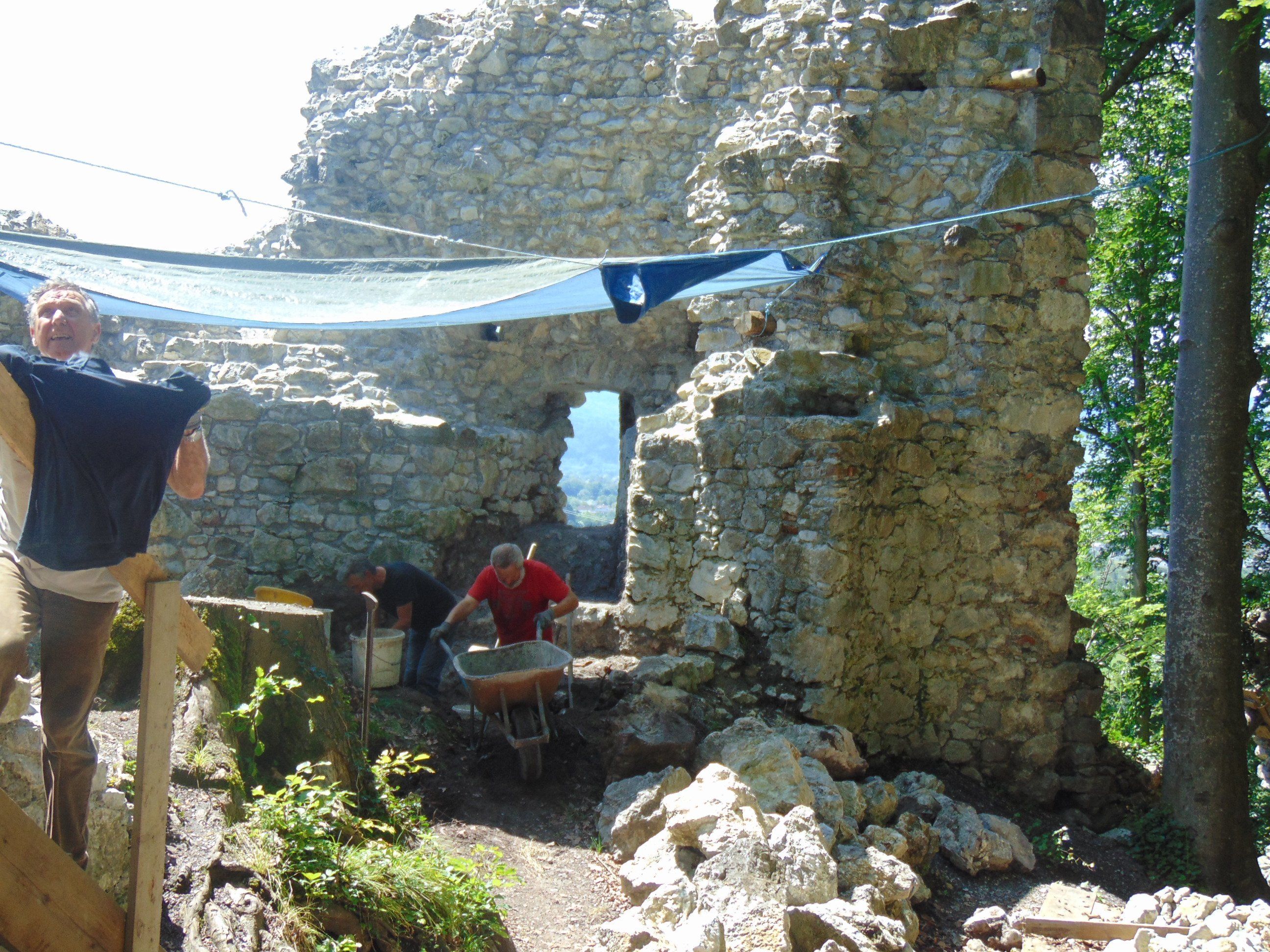 Die Arbeiten am Geschütz- und Gefängnisturm der Burgruine Neuburg laufen auf Hochtouren