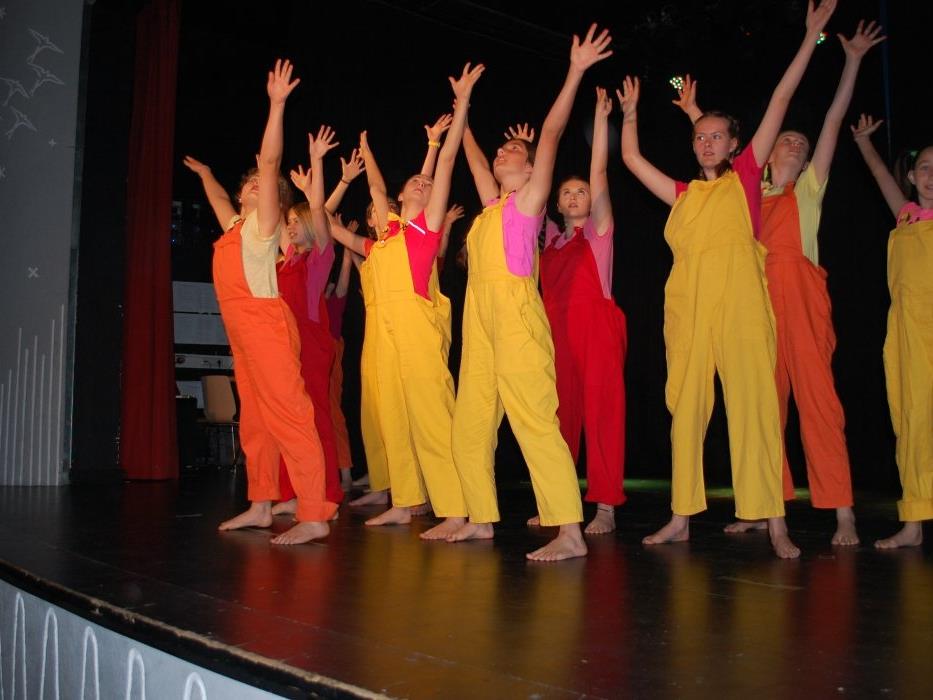 Tanzend führten die Kinder und Jugendlichen das Publikum durch die verschiedenen Jahrzehnte.