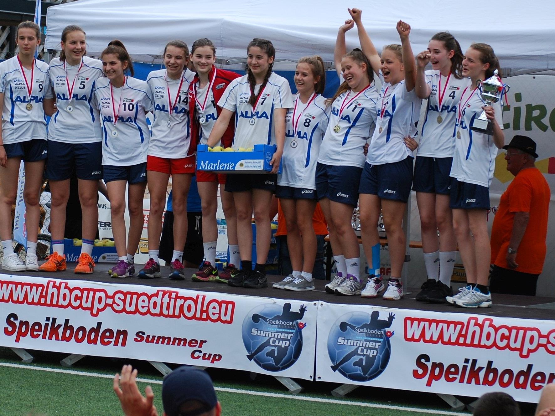 Die U16 des ALPLA HC Hard feiert ihren Turniersieg in Taufers.