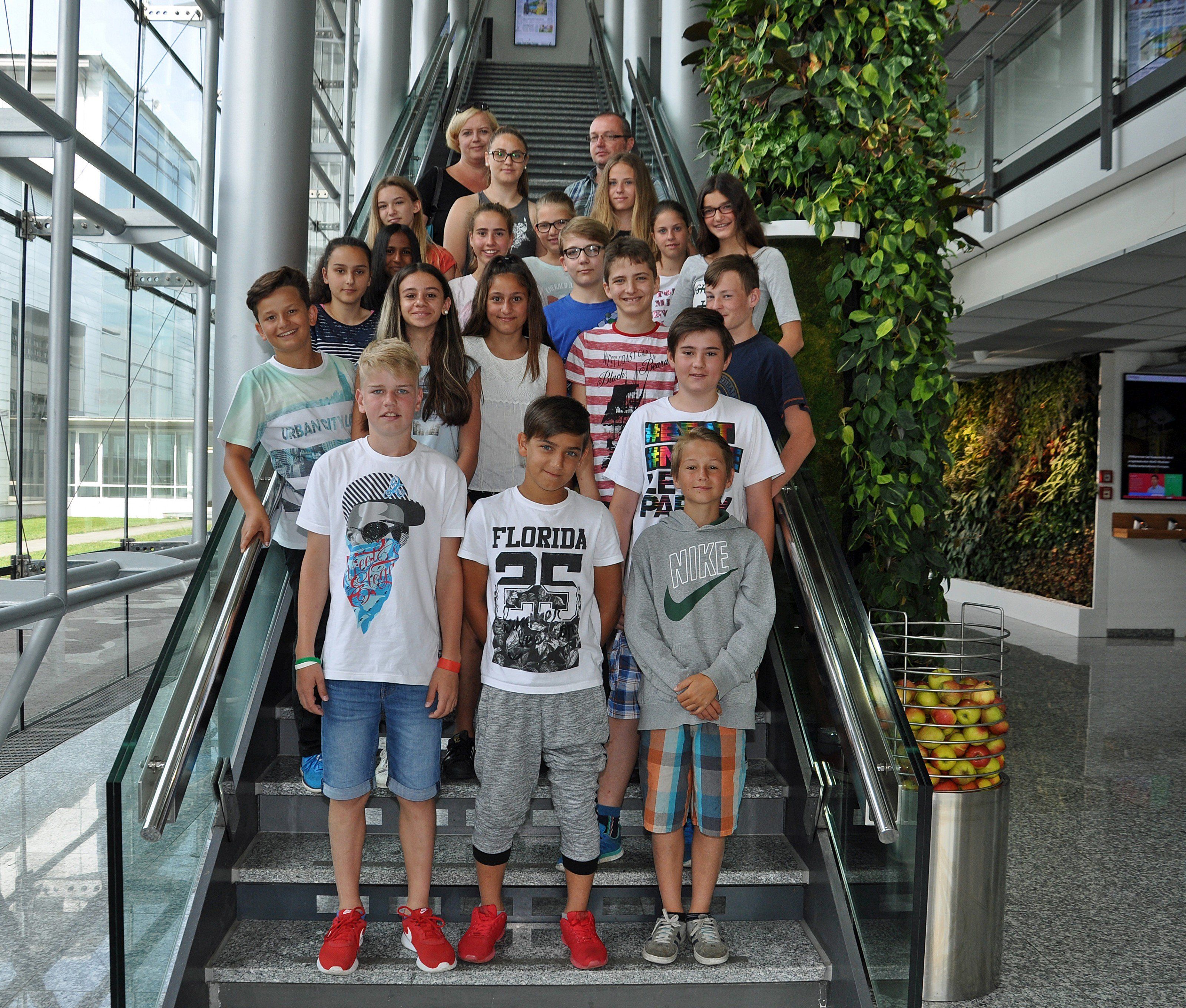 Die 2b Klasse der Mittelschule Kirchdorf war zu Besuch bei Russmedia. Die 2b Klasse der Mittelschule Kirchdorf war zu Besuch bei Russmedia.