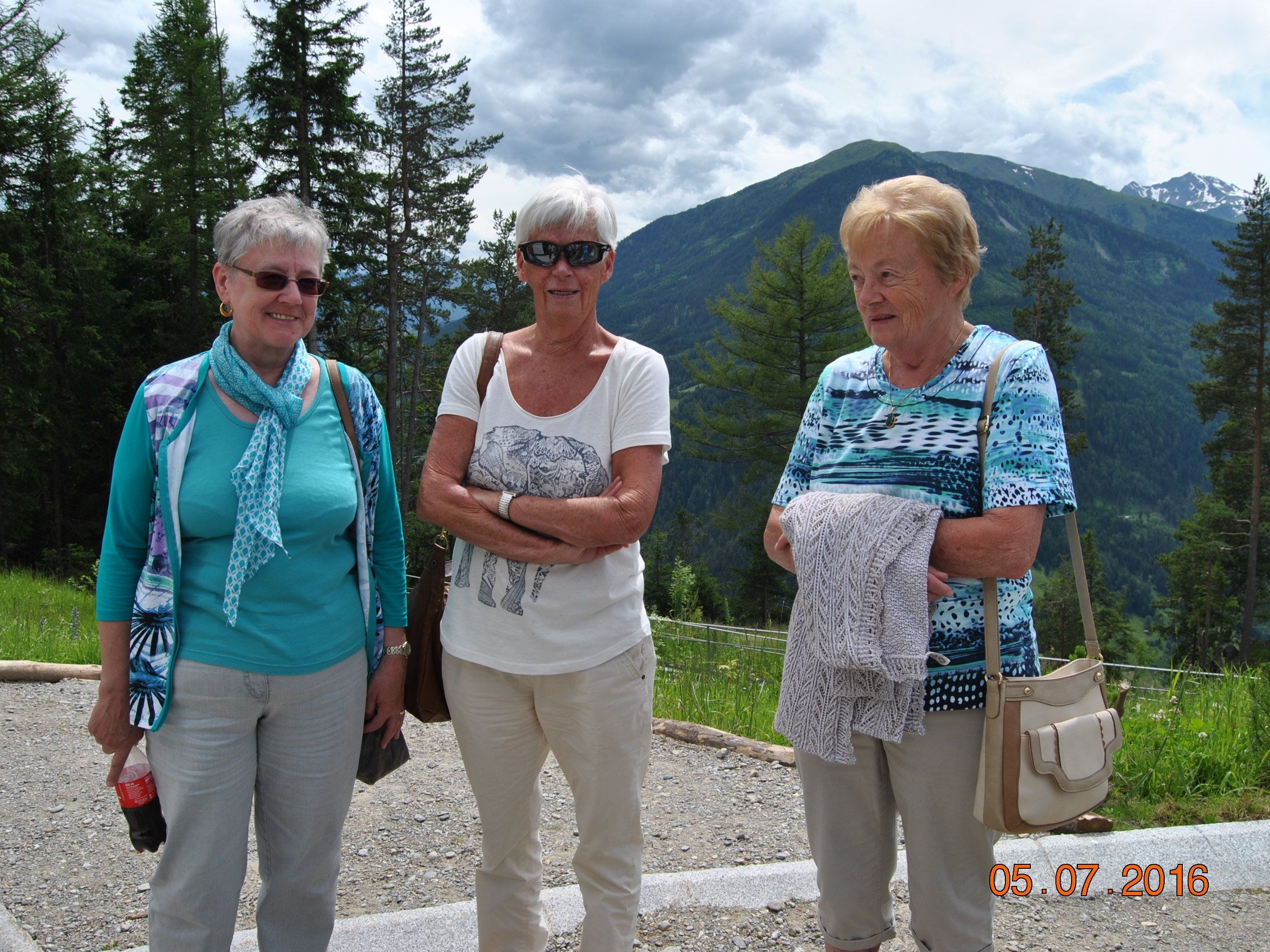 Die Senioren genossen  die schöne Aussicht Die Senioren genossen  die schöne Aussicht
