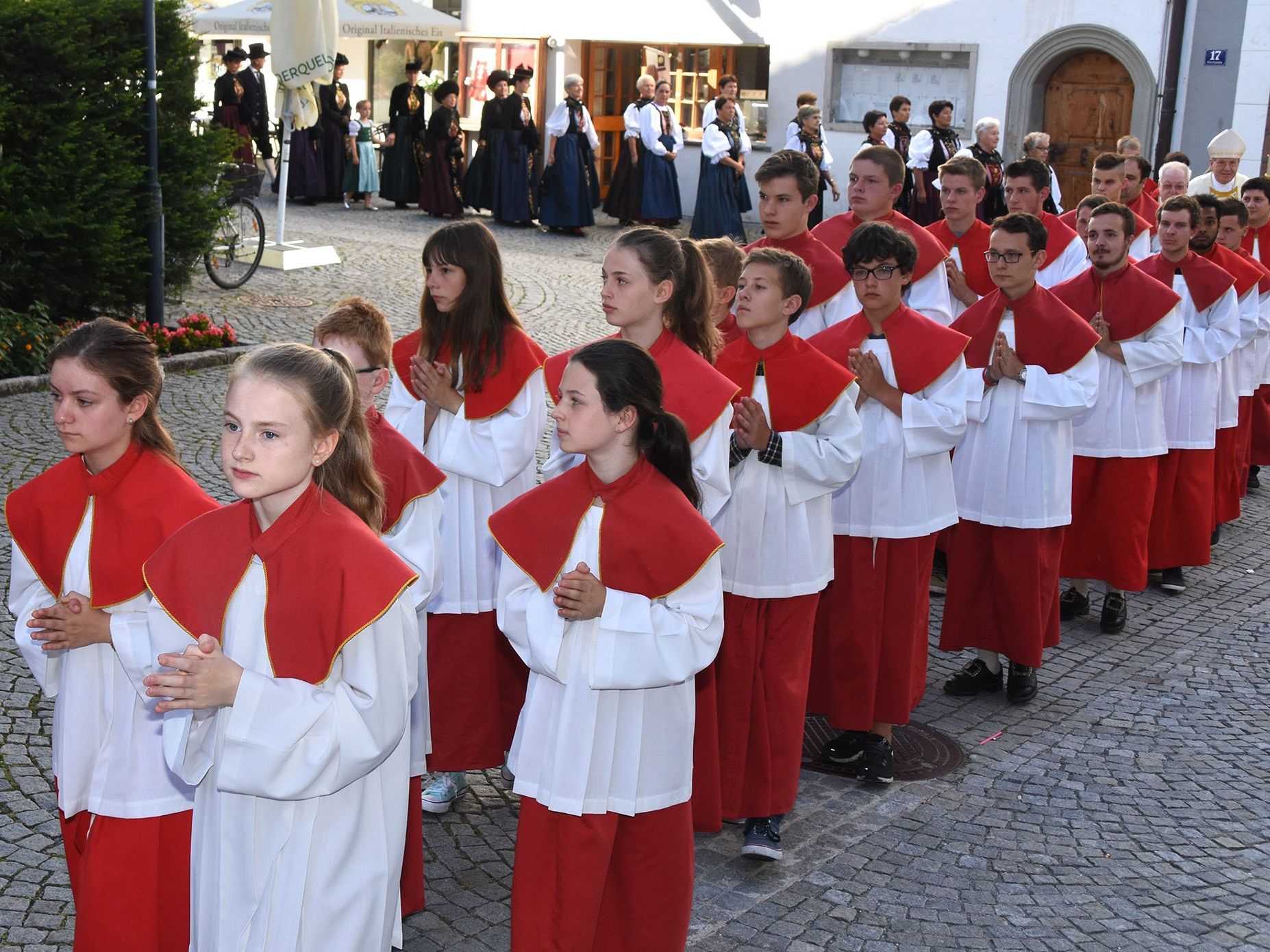 Schrunser Ministrantinnen und Ministranten beim Einzug in die Pfarrkirche Hl. Jodok am 10. Juli 2016