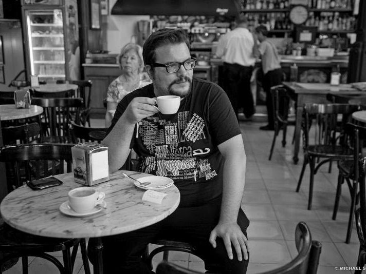 Modelagent Dominik Wachta in seinem Lieblings-Cafe in Palma de Mallorca, der „Bar Cristal“.